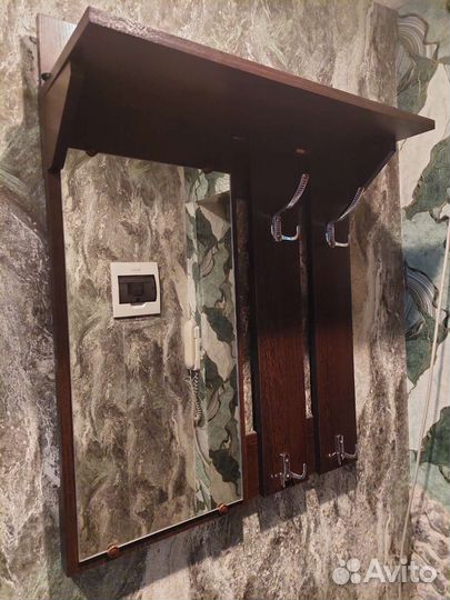 Полка в коридор с зеркалом