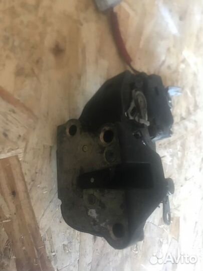 Замок двери задний правый Toyota Camry SV32 3SFE