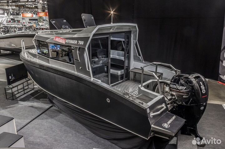 Лодка Voyager 700 Cabin