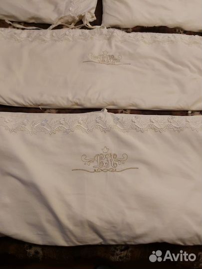 Бортики для детской кроватки с вензелями