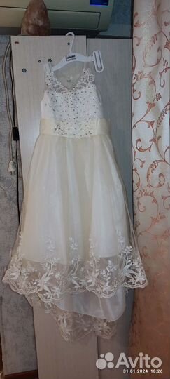 Платье для девочки праздничное 128 р-р