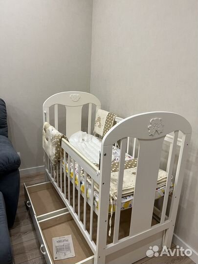 Детская кроватка с маятником