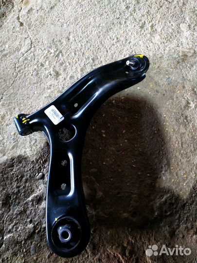 Правый рычаг Киа Рио 4