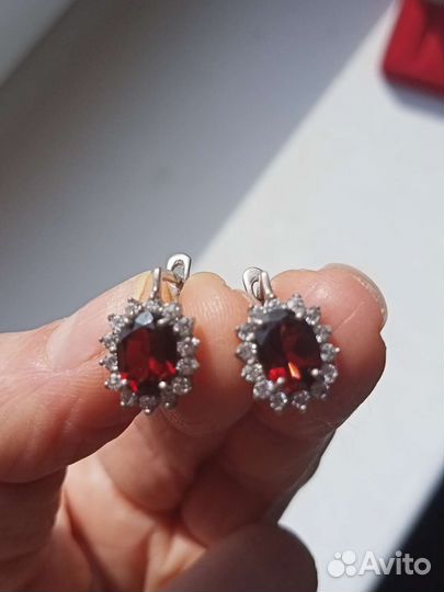 Серебряные серьги с гранатом