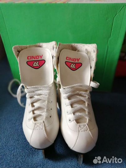 Продам белые классические коньки на девочку, с лёг