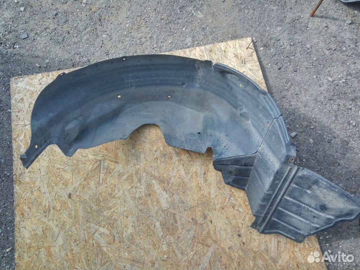 Ниссан Примьера подкрылок задний левый Лев