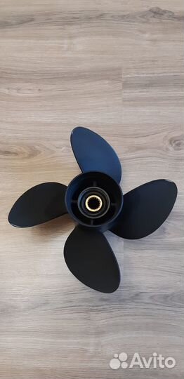 Винт для Suzuki 4 х 13,8 х 17 (Solas)