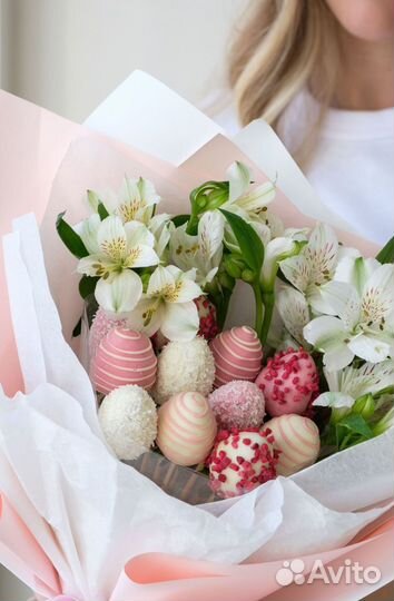 Сладкий букет с клубникой в шоколаде и цветами