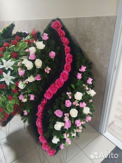 Ритуальные венки и корзины, живые цветы