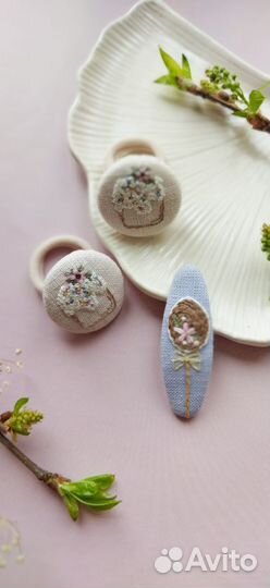 Заколка для волос с вышивкой