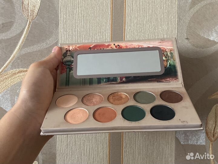Палетка теней от essence