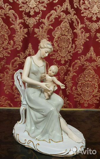 Статуэтка девушка с ребёнком