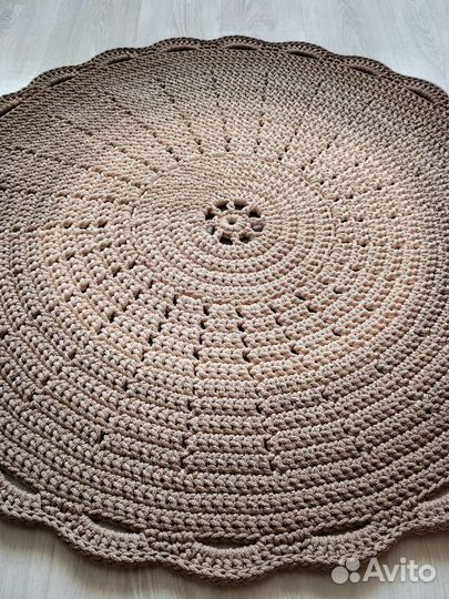 Коврик на пол вязаный