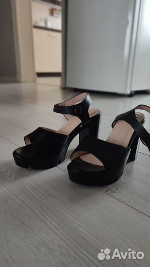 Босоножки женские