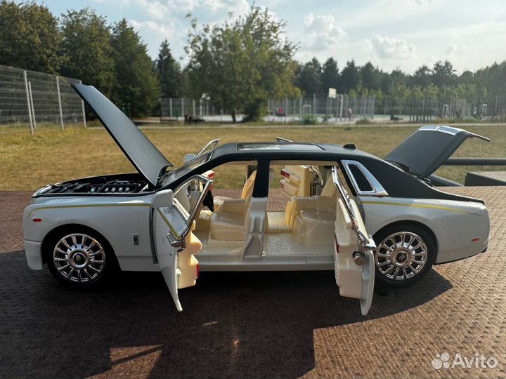 Модель автомобиля Rolls-Royce Phantom металл