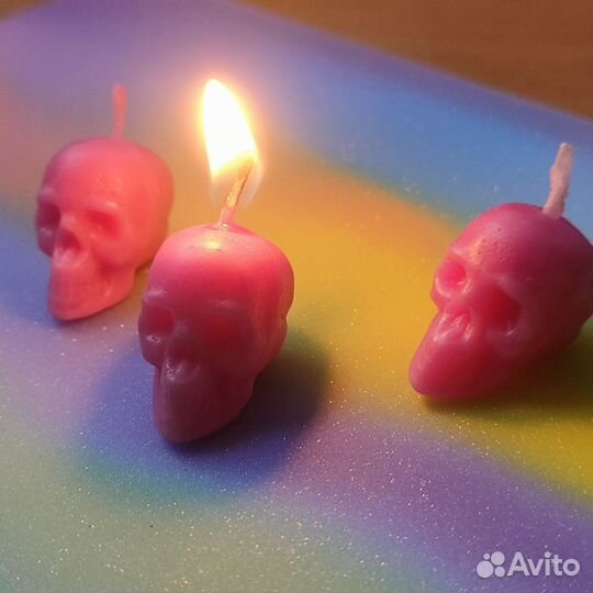 Праздничные свечи в виде черепов