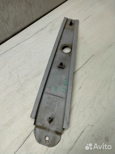 Накладка центральной стойки правая верхняя Mazda