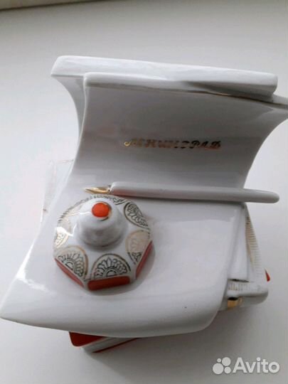 Фарфоровая статуэтка чернильница