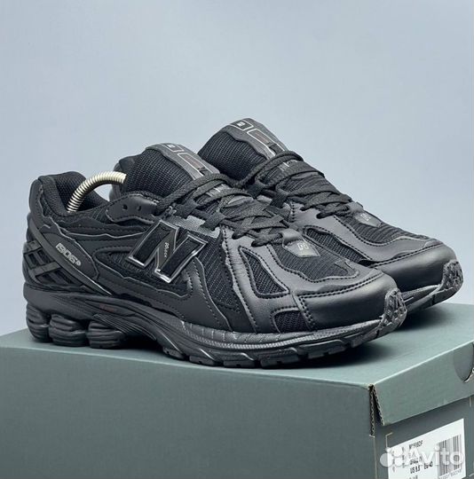 Черные New Balance 1906