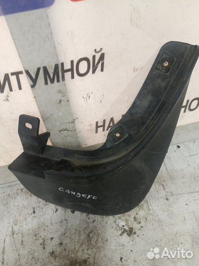 Брызговик передний правый Renault Sandero 1.6