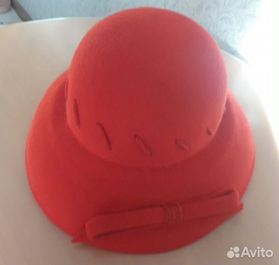 Алого цвета шляпа из качественного велюра 56 р