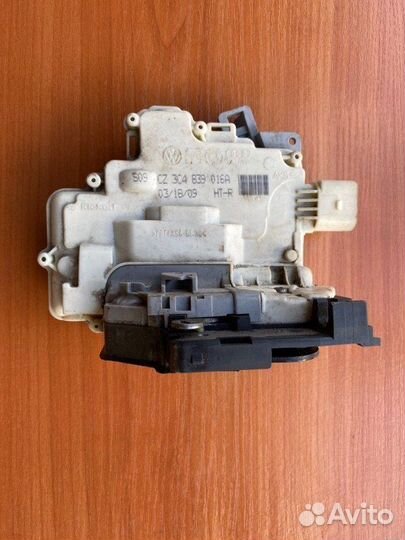 Замок двери задний правый Vw Passat B6 BVY