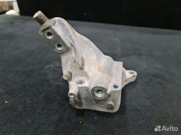 Кронштейн опоры двигателя правый Mercedes W222