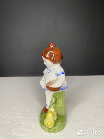 Статуэтка Девочка Кормит Цыплят Бронницы