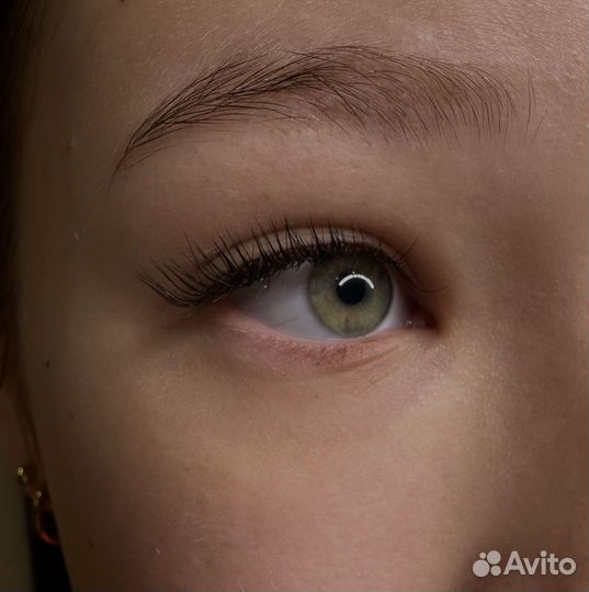 Наращивание ресниц, оформление бровей