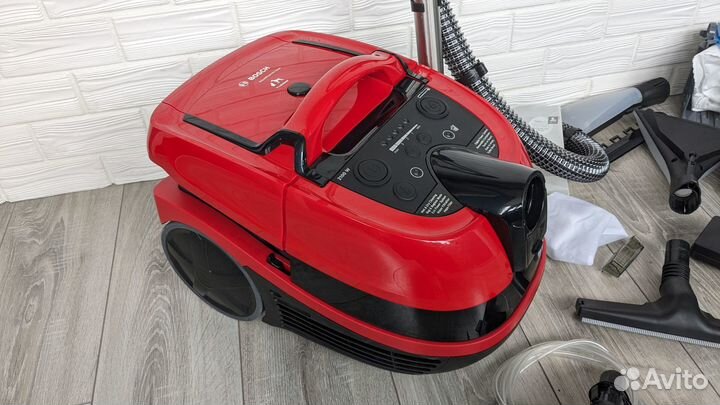 Моющий пылесос Bosch Serie 4 ProAnimal BWD421PET