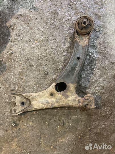 Передний левый рычаг toyota corolla verso