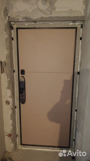 Дверь входная с биометрическим замком