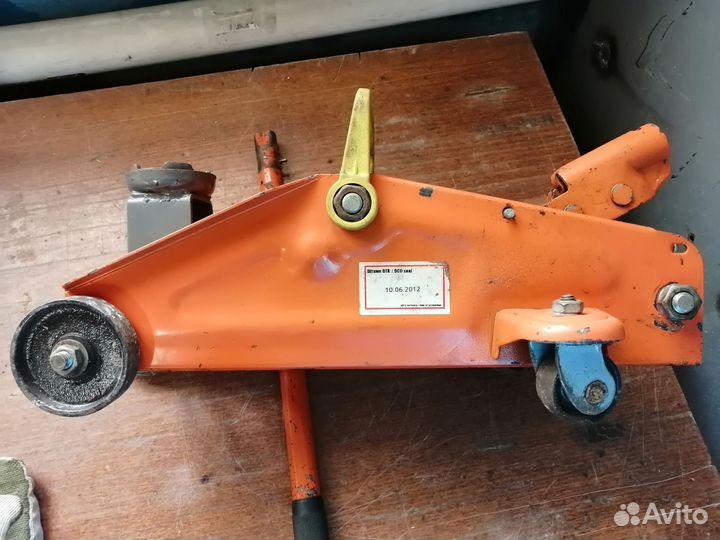 Домкрат подкатной бу 1,5 т