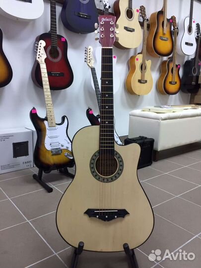 Акустическая гитара с орнаментом