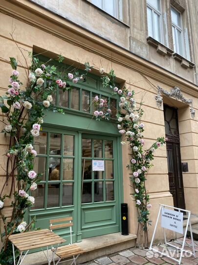 Оформление зеленью или цветами кафе, ресторана