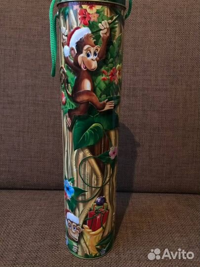 Жестяная банка для шоколадного новогоднего подарка