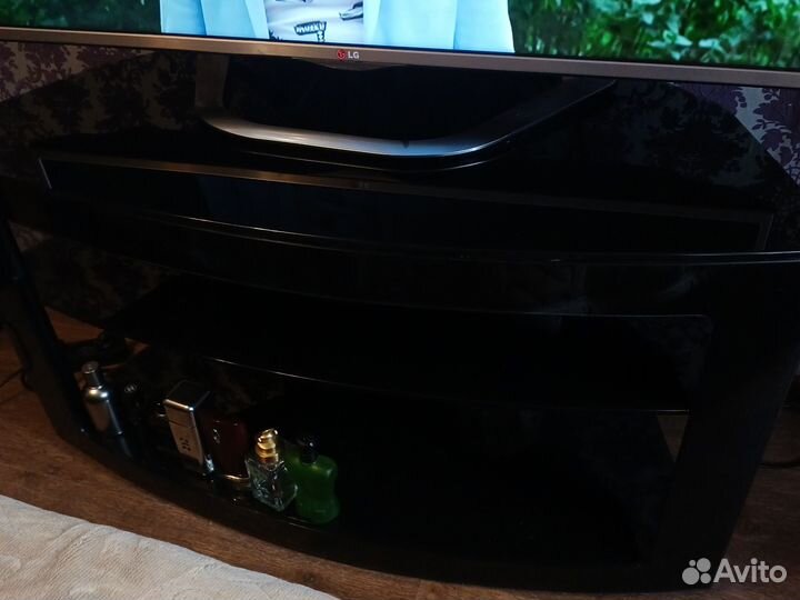 Тумба под телевизор стеклянная