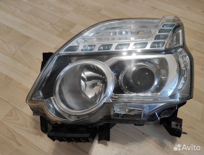 Фара битая левая ксенон Nissan X-Trail Трэил