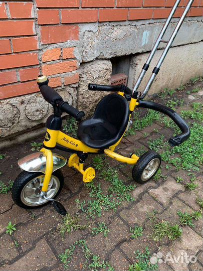 Трёхколёсный велосипед с ручкой
