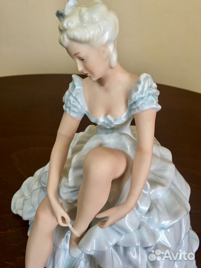 Балерина, завязывающая пуанту. schaubach kunst