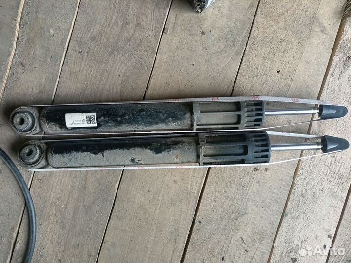 Задний амортизатор на Skoda Octavia a7