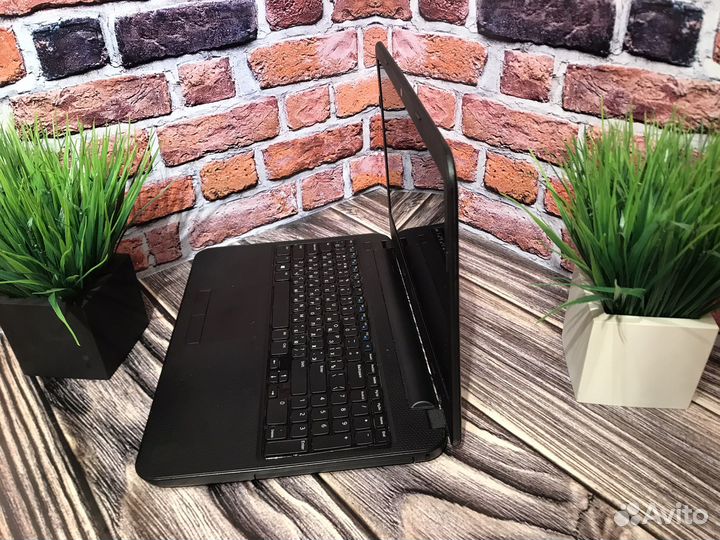 Ноутбук Dell 15.6/4Gb/SSD