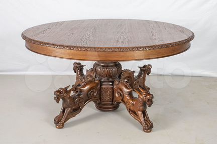 Резной обеденный стол в стиле Генриха II