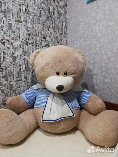 Большой плюшевый медведь