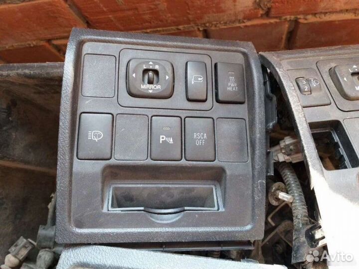 Кнопка Toyota Land Cruiser 200