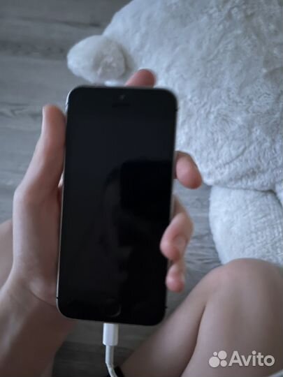 Телефон iPhone se 128 гб