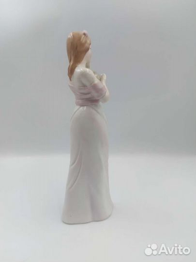 Статуэтка фарфоровая Дама с кошкой