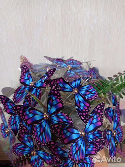 Букет с бабочками светящейся