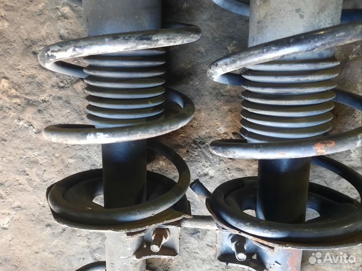 Стойка передняя левая Nissan Tiida C11