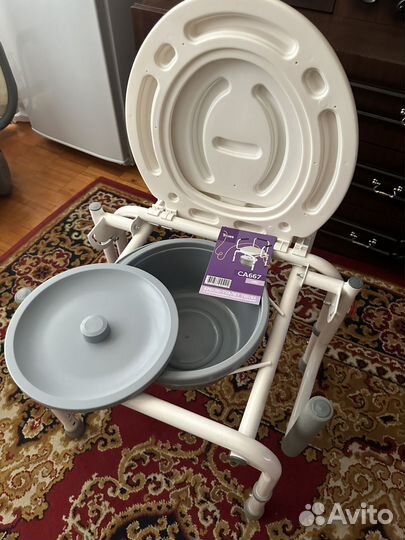 Кресло-туалет (с опускающимися подлокотниками)